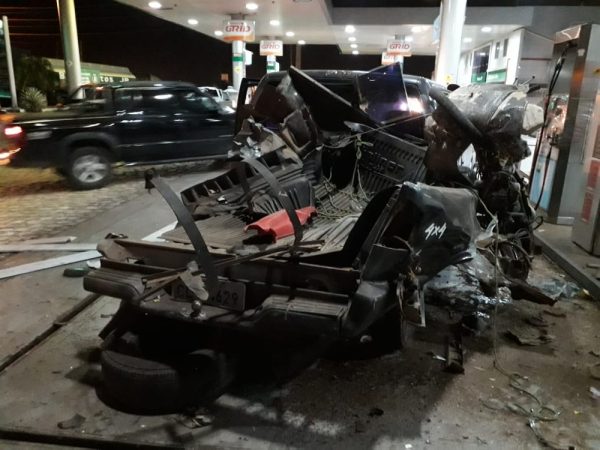 Carro é moto são destruídos em explosão de cilindro de gás em posto de combustíveis de Mossoró — Foto: Everton Cavalcante/Cedida