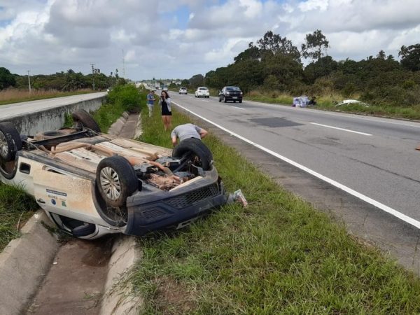 Carros capotaram em acidente na BR-101, na manhã desta sexta-feira (26) — Foto: Sérgio Henrique Santos/Inter TV Cabugi