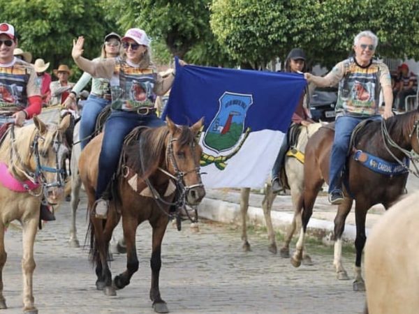 O casal João Maia (deputado) e Shirley Targino (prefeita) abriu a cavalgada levando a bandeira do município — Foto: Divulgação