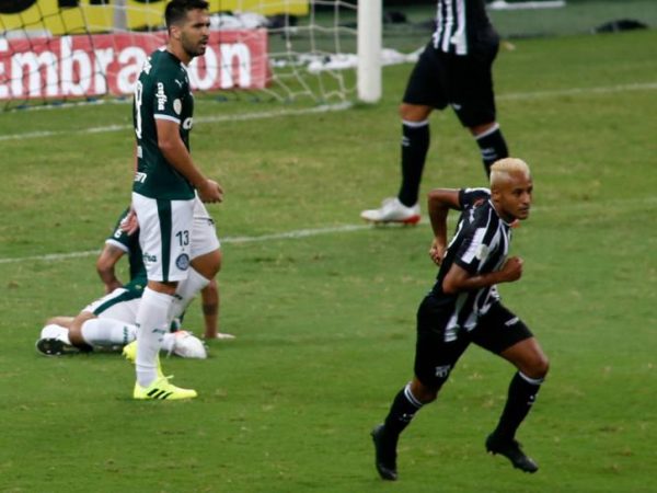 Com o revés, o atual campeão pode ver o Santos empatar com 26 pontos na tabela — Foto: LC MOREIRA / FRAMEPHOTO / GAZETA PRESS