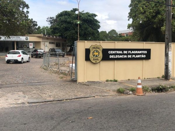 Homem foi preso na tarde deste domingo (1º) e levado para a Central de Flagrantes da Zona Sul de Natal — Foto: Kleber Teixeira/Inter TV Cabugi