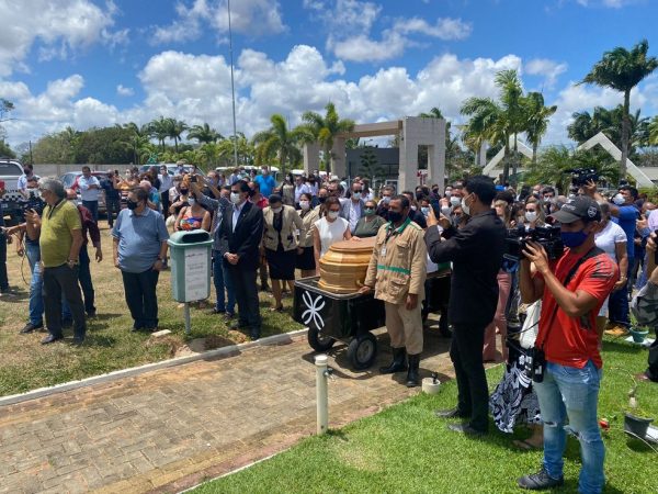 Cerimônia de sepultamento do ex-governador do RN, Lavoisier Maia, na Grande Natal — Foto: Kleber Teixeira/Inter TV Cabugi
