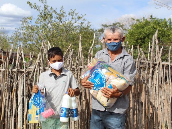 No assentamento 3 de agosto, famílias receberam cestas de alimentos. — Foto: Divulgação