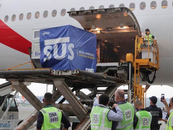 Carga com 2 milhões de doses da vacina de Oxford chegou ao aeroporto de Guarulhos, em SP, na sexta-feira (22) — Foto: REUTERS/Amanda Perobelli