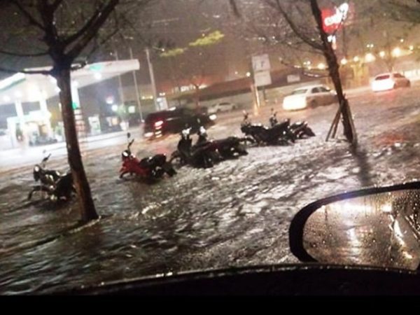 Chuva alagou ruas e avenidas (Foto: imagem compartilhada pelo WhatsApp)