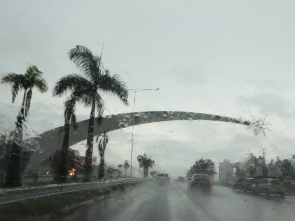 As chuvas são previstas entre 20 e 30 milímetros por hora ou até 50 mm/dia — Foto: Demis Roussos