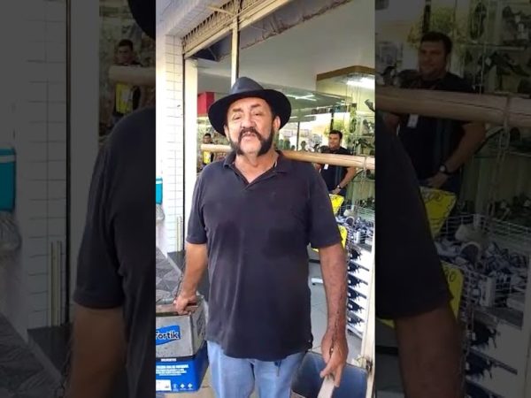 Cícero do Vale da Silva, 'Cição Bandido' segurando as latas vazias - Reprodução/YouTube