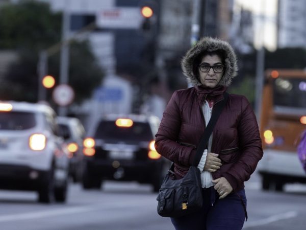 Pessoas caminham e se protegem do frio na manhã de hoje — Foto: Bruno Rocha/Fotoarena/Estadão Conteúdo