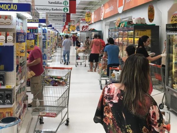 Clientes em supermercado de Natal, durante pandemia do novo coronavírus — Foto: Eros Sena