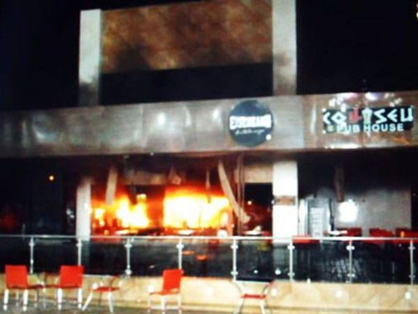 Incêndio destruiu a cozinha do Coliseu Pub House. Não houve feridos — Foto: Redes sociais