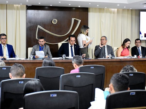 Deputados durante reunião Comissão de Constituição, Justiça e Redação da Assembleia Legislativa — Foto: Eduardo Maia