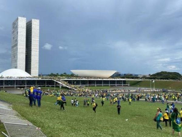 Os atos são organizados por eleitores que não aceitam a vitória de Lula nas urnas em 2022. — Foto: CAMILA ANDRADE / RECORD TV