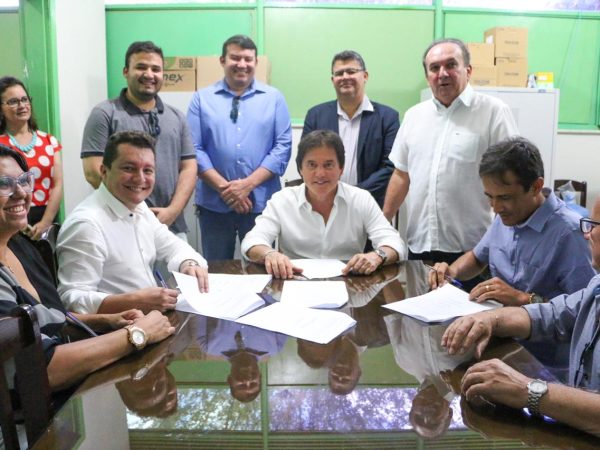 Assinatura de convênio entre o Governo do Estado e o Hospital Regional do Seridó, em Caicó (Foto: Divulgação)