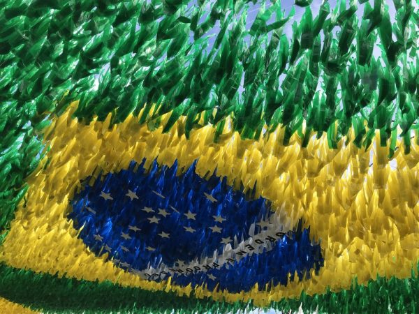 Detalhe da bandeira do Brasil em rua (Foto: Patrick Marques/G1 AM)
