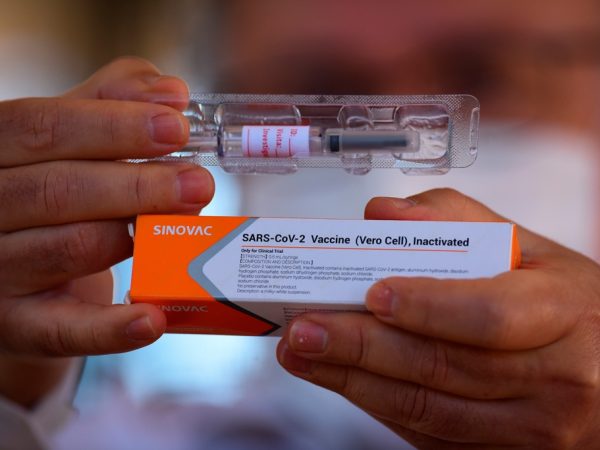 De acordo com o Ministério da Saúde, a vacinação começa em todo o país na quarta-feira (20), às 10h. — Foto: Andre Borges/EFE