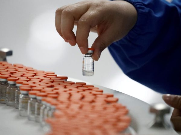 Segundo a SESAP, é de responsabilidade dos municípios a estratégia de vacinação. — Foto: © REUTERS/Thomas Peter
