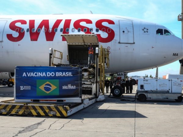 Avião com mais 2 milhões de doses da vacina CoronaVac pousa em São Paulo. — Foto: © Getty Images
