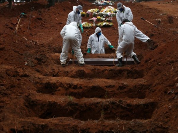 Se projeção se cumprir, Brasil teria recordes mundiais de total de mortos por Covid-19. — Foto: REUTERS/Amanda Perobelli