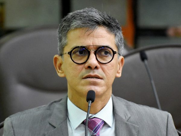O parlamentar usou como base para o seu discurso, as informações divulgadas em um jornal do Estado — Foto: Eduardo Maia