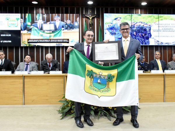 Deputado estadual Souza foi o propositor da entrega desta honraria ao colega parlamentar — Foto: João Gilberto