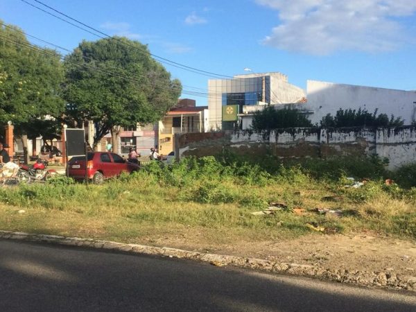 Corpo de morador de rua foi encontrado em terreno no centro de Mossoró, RN, na manhã de quarta-feira (19). Ele tinha marcas de facadas. — Foto: Hugo Andrade/Inter TV Costa Branca