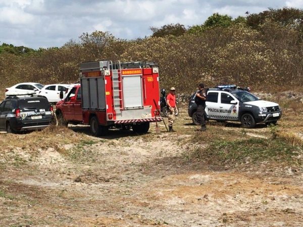 Equipes da Polícia Civil, PM e Corpo de Bombeiros foram chamados ao local onde o corpo foi encontrado enterrado — Foto: Kleber Teixeira/Inter TV Cabugi