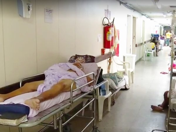 Corredores do Walfredo Gurgel, maior hospital público do RN, estão lotados de macas (Foto: Inter TV Cabugi/Reprodução)