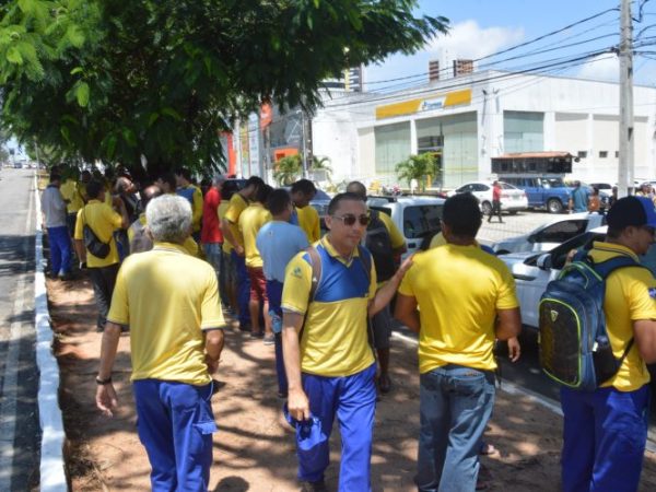 Trabalhadores dos Correios durante protesto na Av. Hermes da Fonseca, em Natal — Foto: José Aldenir / Agora RN