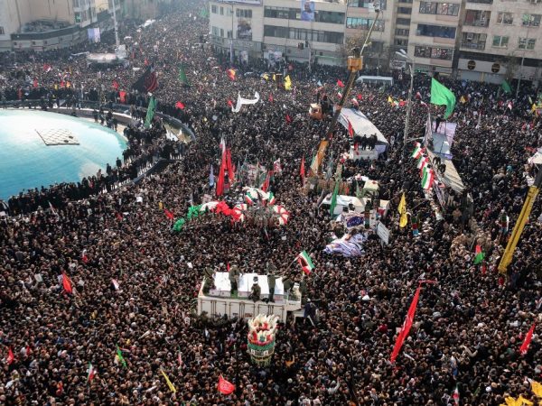 Multidão acompanha cortejo com o corpo do general Qassem Soleimani, em Teerã, no Irã, nesta segunda-feira (6) — Foto: Atta Kenare / AFP