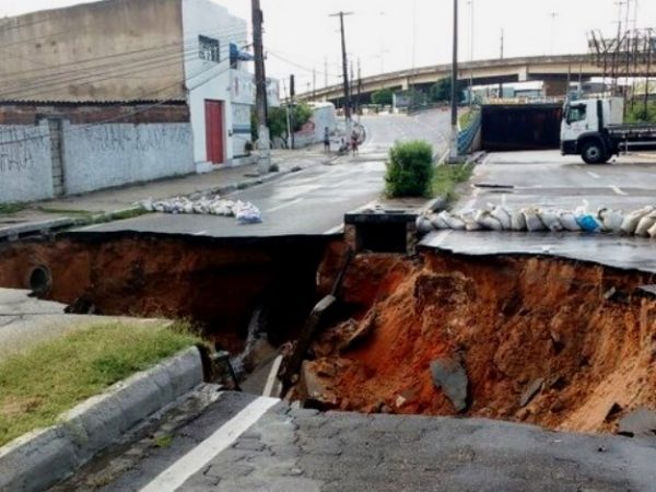 Cratera aberta pelas chuvas na Avenida João Medeiros Filho, Zona Norte de Natal - Reprodução