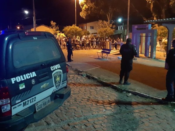 Polícia Civil isola área do crime que acontecem em Macaíba, na Grande Natal, na noite desta segunda-feira (25) — Foto: Sérgio Henrique Santos/Inter TV Cabugi