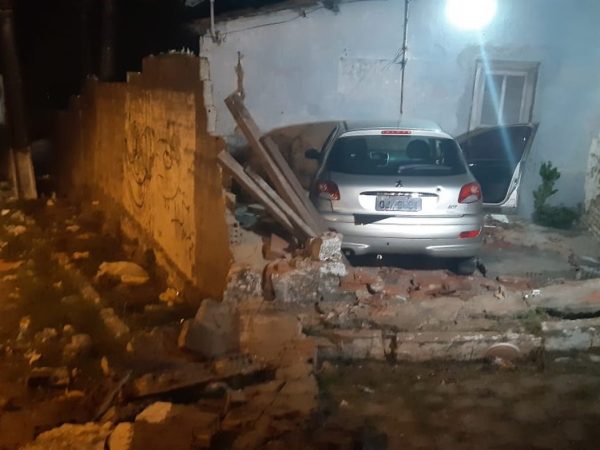Criminosos perderam o controle do veículo e bateram em muro de casa em Mãe Luíza, Zona Leste de Natal, nesta quarta (29) — Foto: Sérgio Henrique Santos/Inter TV Cabugi