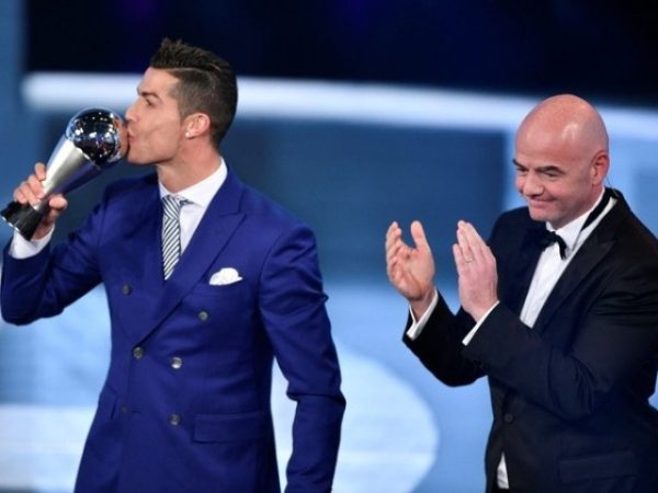 Cristiano Ronaldo beija o troféu de melhor do mundo da Fifa, que recebeu nesta segunda-feira (Foto: AFP)