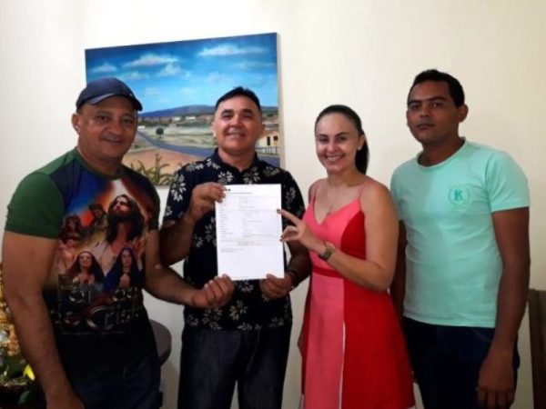 Prefeita Fátima recebe documento das mãos de Genildo Medeiros, acompanhado dos vereadores Josué Josedec e Paulo Dantas (Foto: Divulgação)