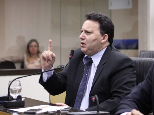 Cícero Martins sugere que os prefeitos cobrem dos deputados federais, o pacto federativo e reforma tributária (Foto: Divulgação/Assessoria)
