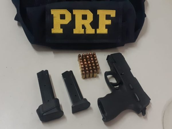 Pistola apreendida pela PRF no final de semana. — Foto: Divulgação/PRF