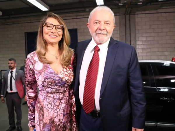 Janja e Lula durante debate na Rede Globo. — Foto: Reprodução