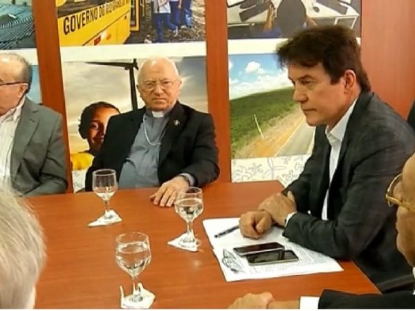 Imagem mostra Dom Jaime ao lado de Robinson Faria em matéria da Globo (Foto:  Reprodução/TV Globo)