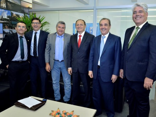 Senador José Agripino com o presidente da FEMURN e prefeitos potiguares - Fotos: Mariana Di Pietro