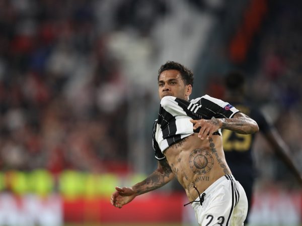 Daniel Alves comorando o segundo gol da partida (Foto: Valery Hache/AFP)