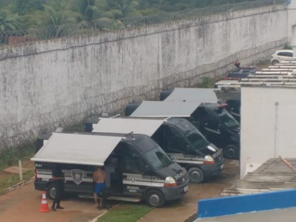 Delegacias móveis da Polícia Civil dentro do Complexo de Alcaçuz, em Nísia Floresta, ouvem presos sobre massacre de Alcaçuz — Foto: Polícia Civil/Divulgação