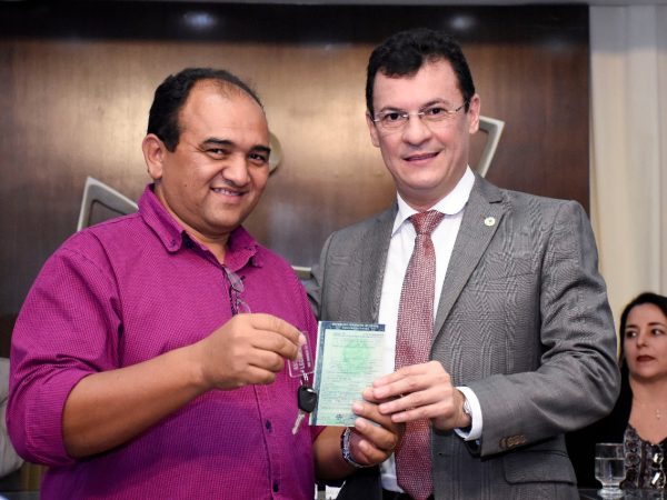 Deputado Dison entrega chaves de UTI móvel ao prefeito de Santo Antônio, Josimar Ferreira (Foto: Divulgação)