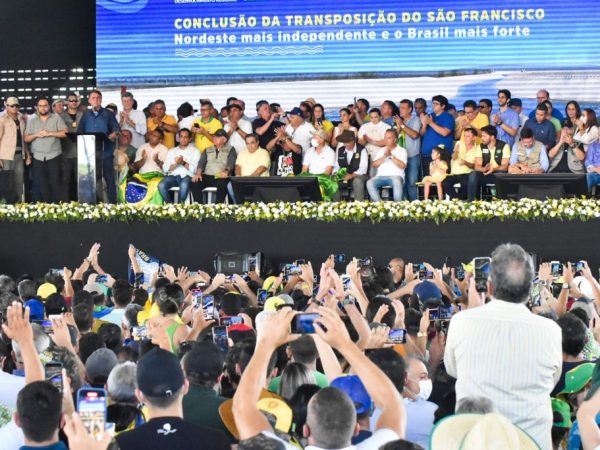 Em Jardim de Piranhas, presidente Bolsonaro participou de uma cavalgada e plantou uma árvore no Rio Piranhas. — Foto: Eduardo Maia