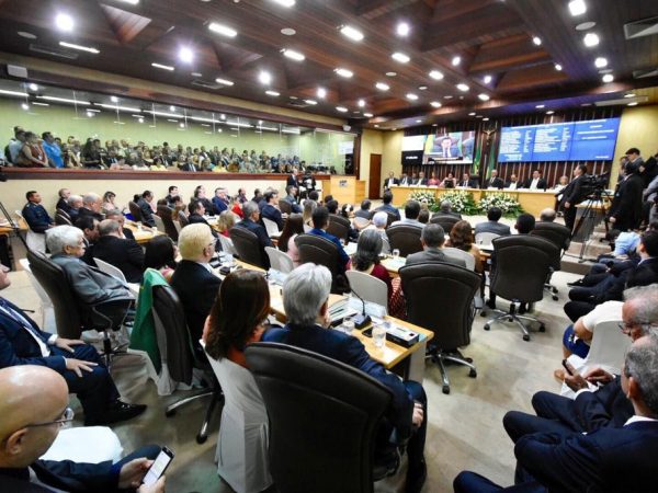 Sessão solene foi conduzida pelo presidente Ezequiel Ferreira no plenário da Assembleia Legislativa — Foto: João Gilberto