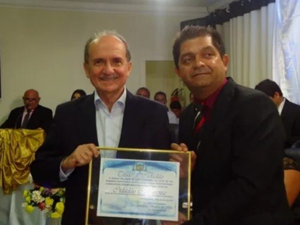 Desembargador Cláudio Santos recebendo Título de Cidadão das mãos do vereador Amistrong Bezerra em João Câmara (Foto: Blog de Assis)