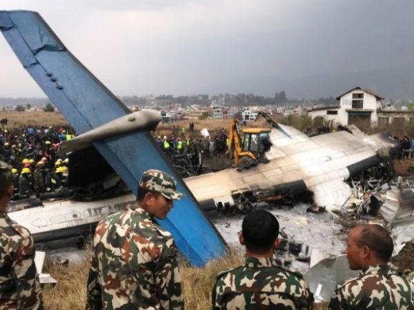 Destroços de avião são vistos após queda no aeroporto de Kathmandu, no Nepal 12/03/2018 REUTERS/ Navesh Chitrakar