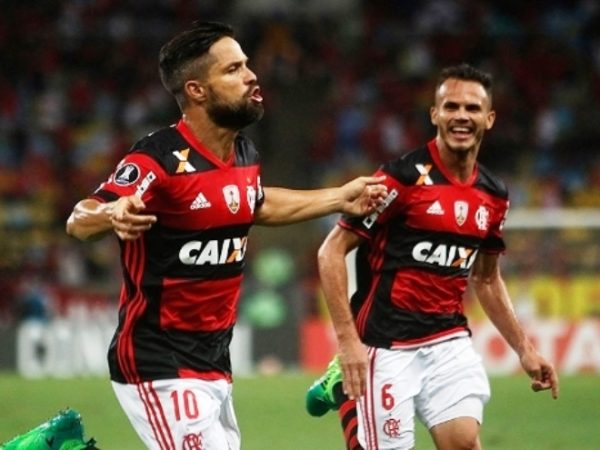 Diego comemora segundo gol do Flamengo contra o Atlético-PR, no Maracanã - Reprodução