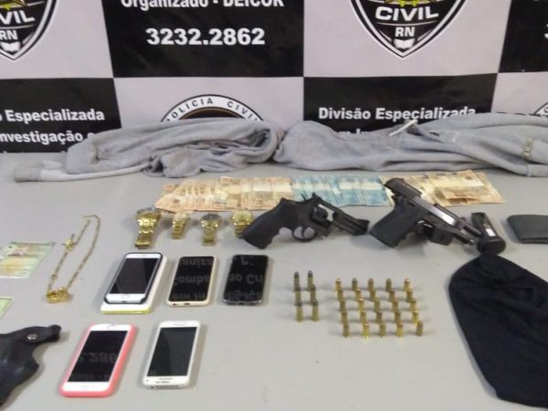 Dinheiro e armas foram achados com suspeitos em chalé da praia de Búzios, no litoral norte potiguar — Foto: Polícia Civil/Divulgação