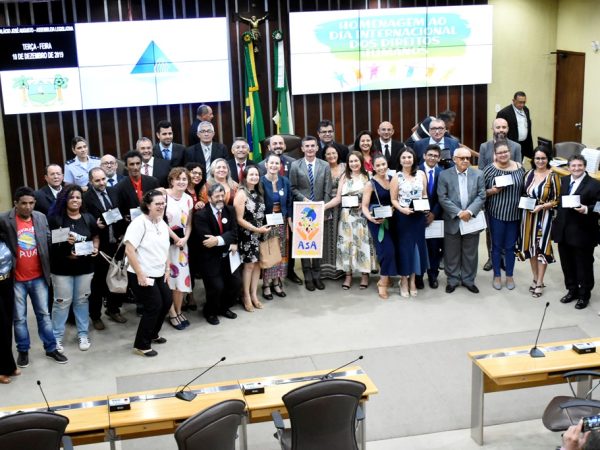 O Legislativo realizou sessão solene por proposição dos deputados Francisco do PT e Isolda Dantas — Foto: João Gilberto