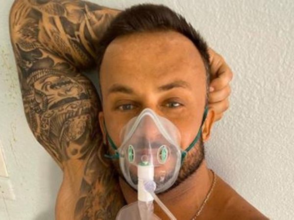 Dmitriy Stuzhuk no hospital, com máscara de oxigénio, depois do teste positivo. — Foto: © Instagram/Dmitry Stuzhuk